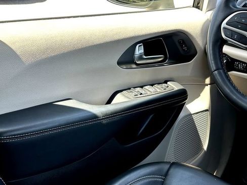 Used 2023 Chrysler Pacifica Touring-L FWD image 25