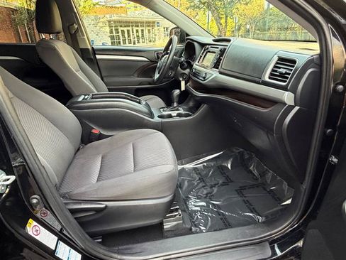 Used 2019 Toyota Highlander LE AWD/4WD image 30