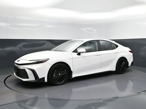 Used 2025 Toyota Camry SE w/ Convenience Package image 3