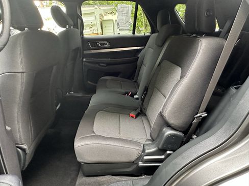 Used 2018 Ford Explorer XLT image 27