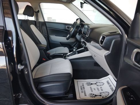 Used 2025 Hyundai Venue SEL FWD image 12