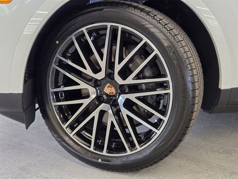 Used 2025 Porsche Cayenne Base image 24
