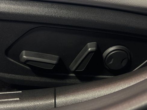 Used 2025 Hyundai Elantra Limited image 30