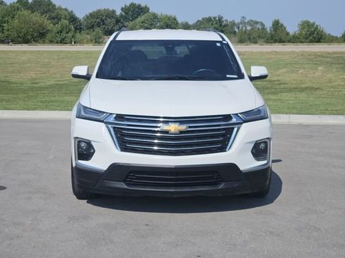 Used 2023 Chevrolet Traverse LT image 2