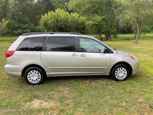 Used 2004 Toyota Sienna LE image 2