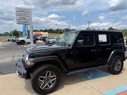 Used 2025 Jeep Wrangler Unlimited Sahara w/ Technology Group AWD/4WD image 3