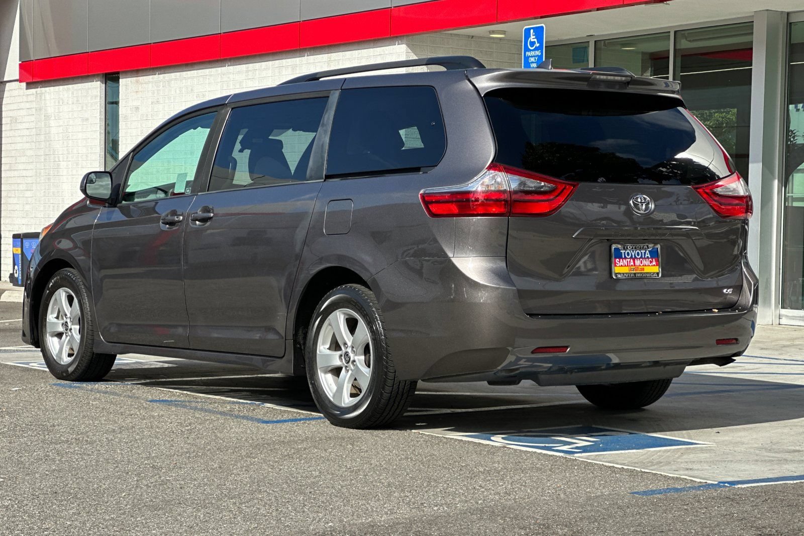 Used 2020 Toyota Sienna LE w/ Carpet Mat Package FWD image 6