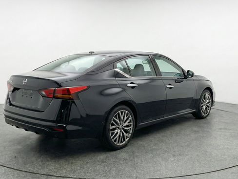 Used 2025 Nissan Altima 2.5 SV FWD image 9