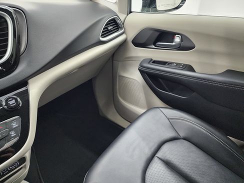 Used 2024 Chrysler Pacifica Touring-L image 13