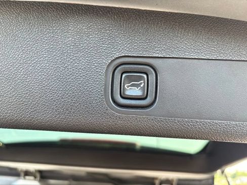 Used 2011 GMC Yukon XL SLT w/ SLT-2 Equipment Package AWD/4WD image 23