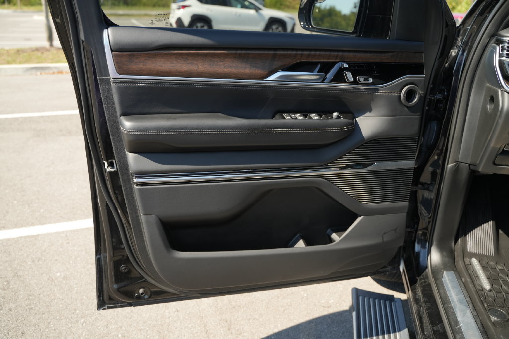 Used 2022 Jeep Grand Wagoneer Series II w/ Premium Group II AWD/4WD image 14