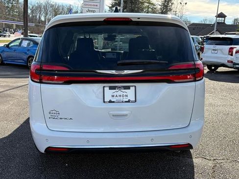 Used 2024 Chrysler Pacifica Touring-L image 4