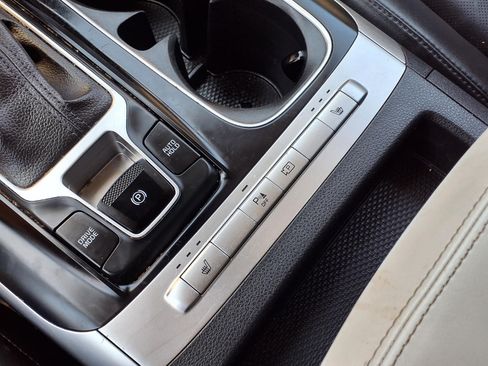 Used 2023 Kia Carnival LX FWD image 22