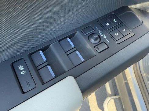 Used 2023 Land Rover Defender 130 X-Dynamic SE image 16