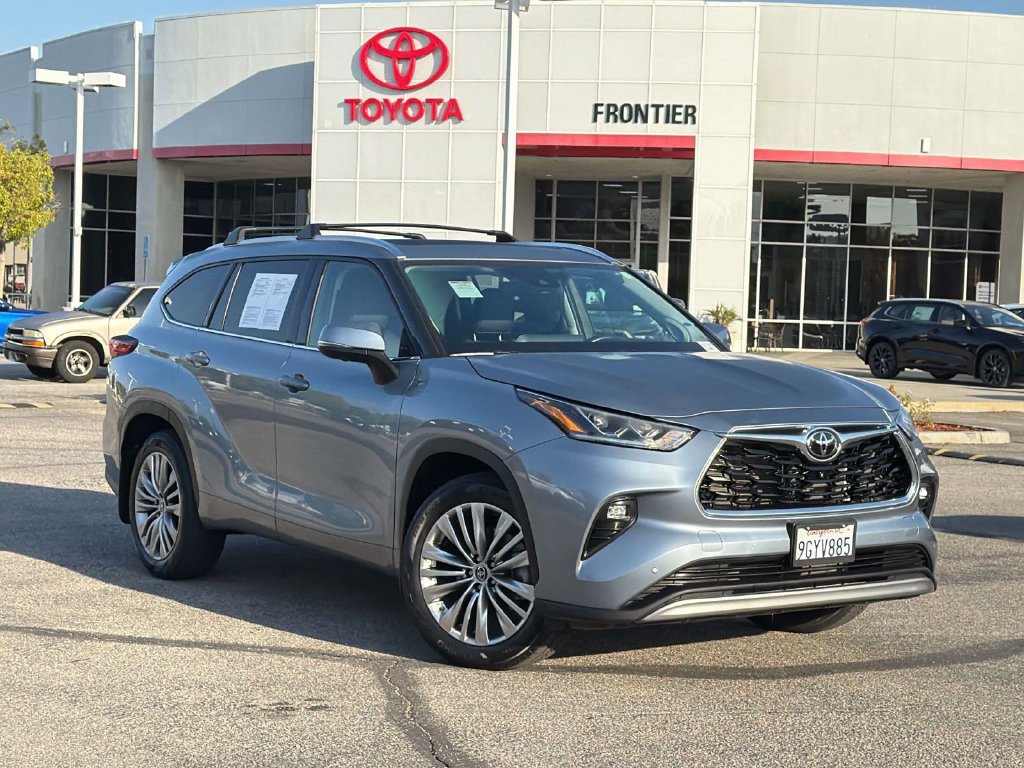 Used 2023 Toyota Highlander Platinum FWD image 1
