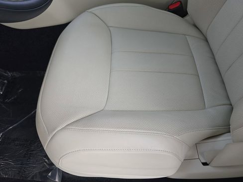 Certified 2025 Land Rover Range Rover SE image 30