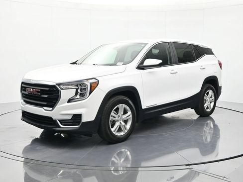 Used 2024 GMC Terrain SLE FWD image 1