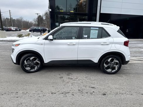 Used 2025 Hyundai Venue SEL image 2