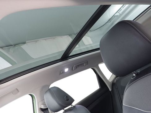 Used 2025 Volkswagen Taos SE image 13