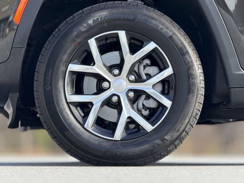 Used 2023 Jeep Grand Cherokee Limited image 17