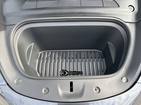 Used 2023 Tesla Model Y Long Range image 34