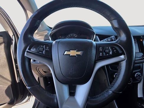 Used 2022 Chevrolet Trax LT w/ LT Convenience Package image 25