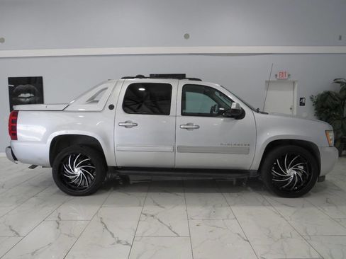 Used 2013 Chevrolet Avalanche LS RWD image 2