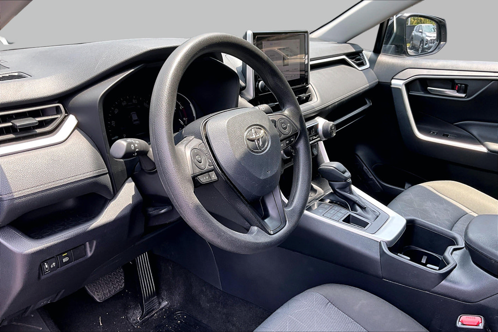 Used 2025 Toyota RAV4 XLE AWD/4WD image 17