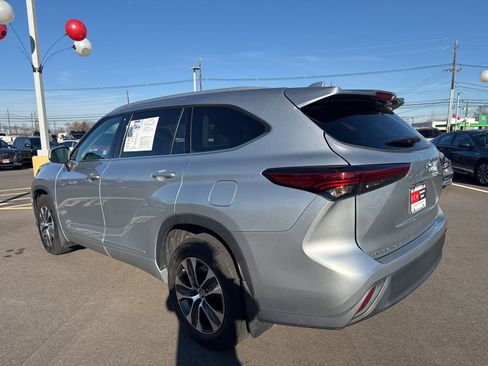 Used 2022 Toyota Highlander XLE image 7