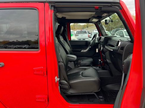 Used 2015 Jeep Wrangler Unlimited Sahara w/ Connectivity Group image 22