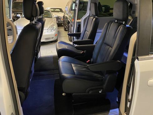 Used 2016 Chrysler Town & Country Touring FWD image 21