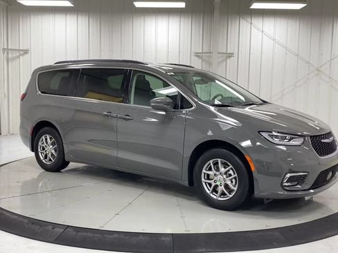 Used 2021 Chrysler Pacifica Touring w/ Uconnect Theater Family Group FWD image 2