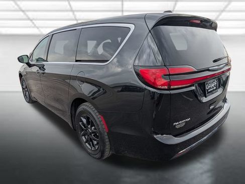 Used 2024 Chrysler Pacifica Touring-L FWD image 3