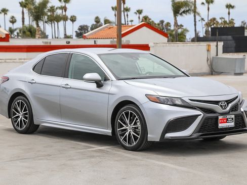 Used 2024 Toyota Camry SE FWD image 4