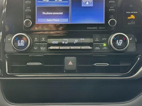 Used 2021 Toyota Highlander XLE FWD image 18