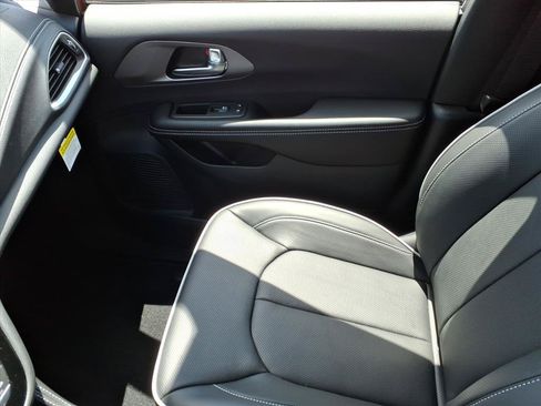 New 2027 Chrysler Pacifica Limited AWD/4WD image 34