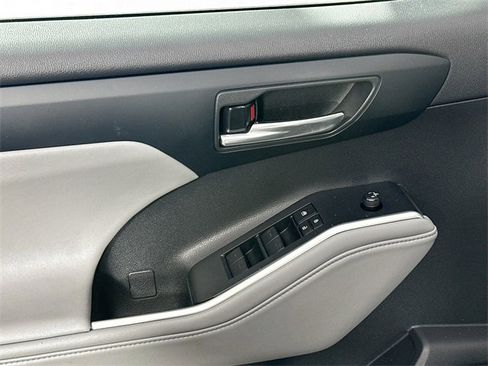 Used 2022 Toyota Highlander XLE image 24