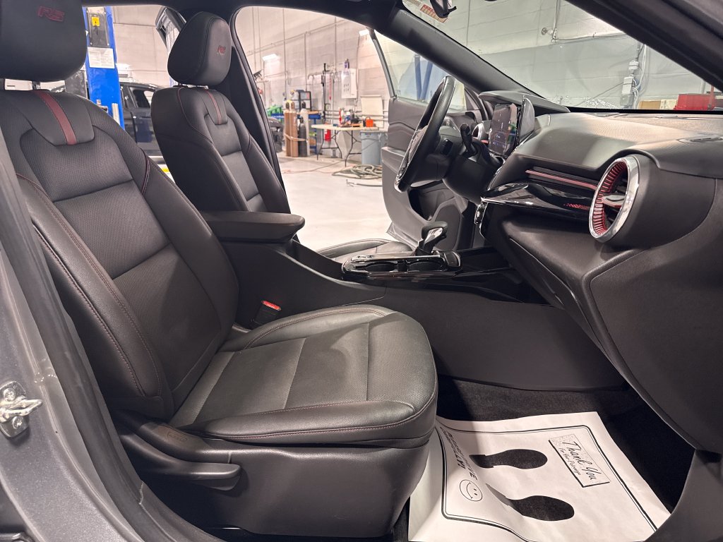 Used 2025 Chevrolet Trax RS w/ Sunroof Package FWD image 34