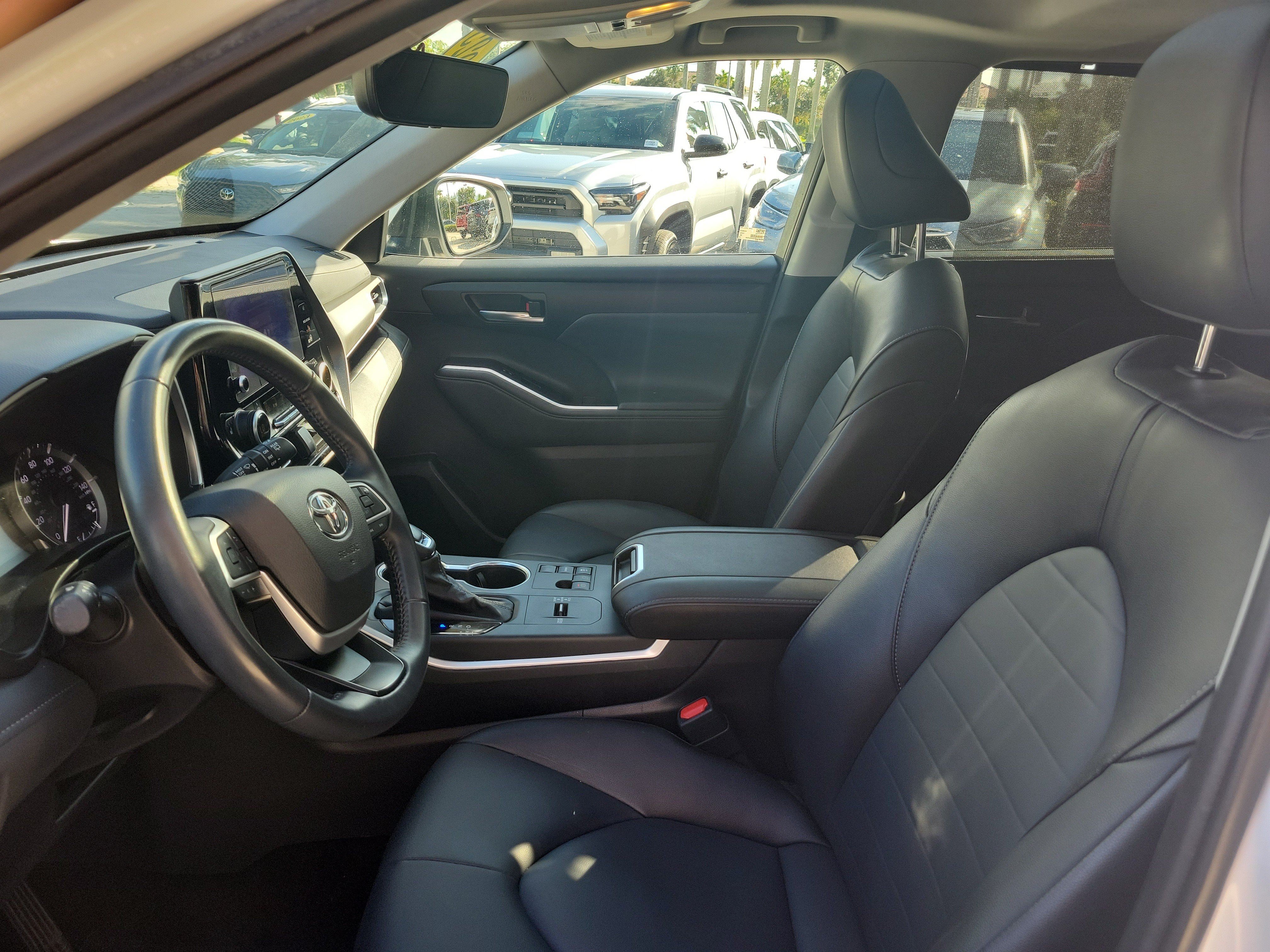 Used 2025 Toyota Highlander XLE FWD image 25