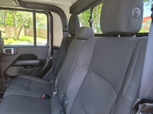 Used 2023 Jeep Gladiator Overland AWD/4WD image 13