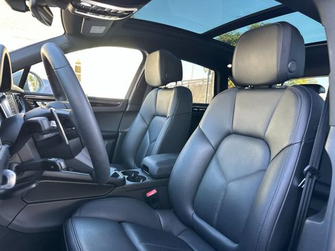 Certified 2025 Porsche Macan image 5