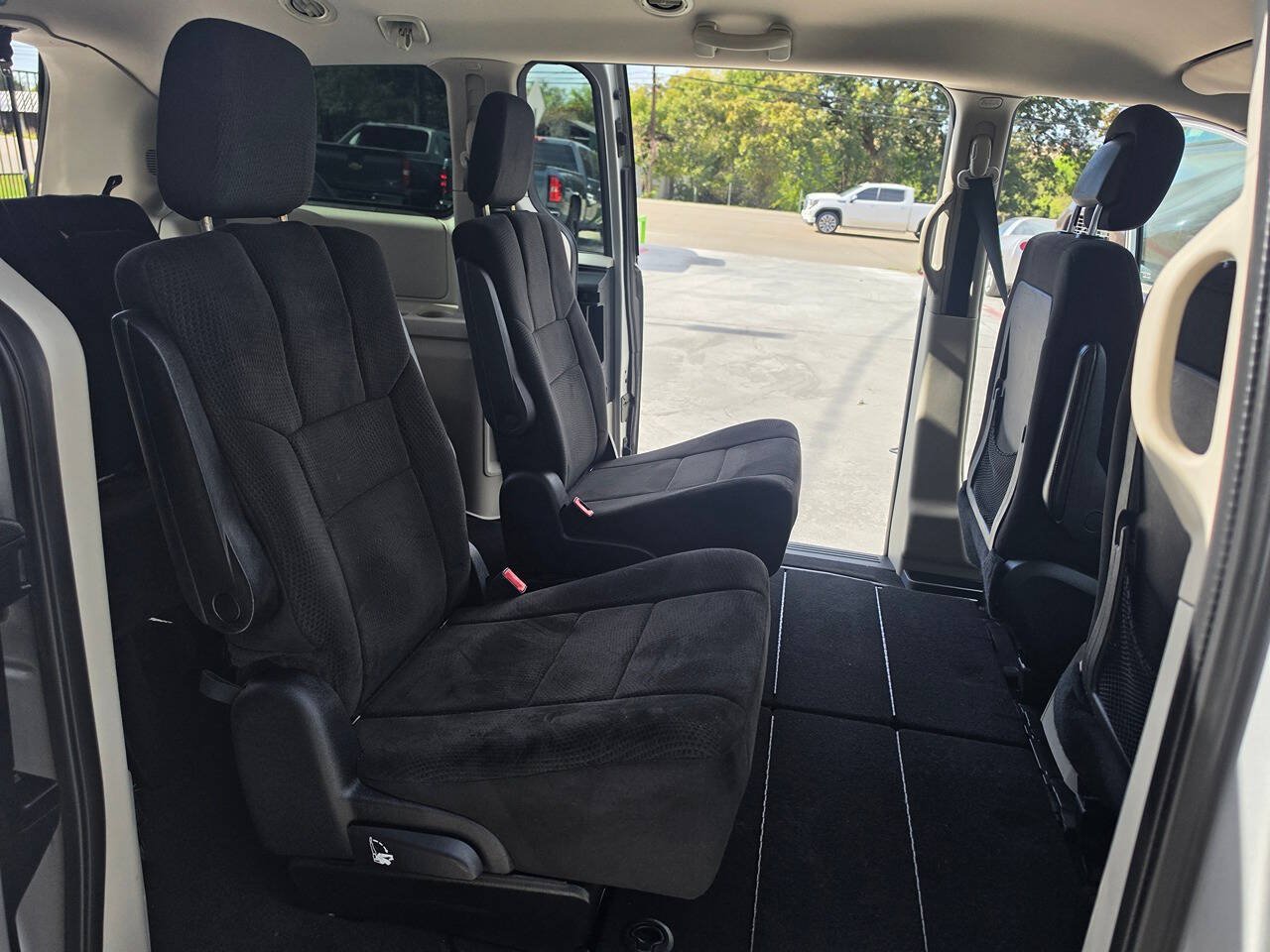 Used 2012 Dodge Grand Caravan SE FWD image 29
