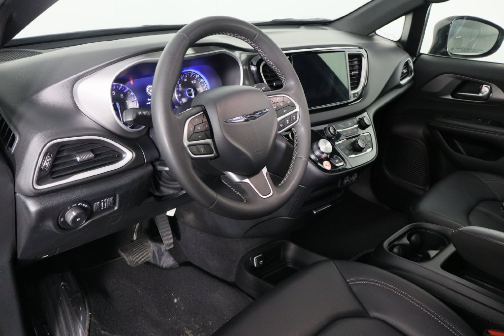Used 2025 Chrysler Pacifica Select FWD image 28