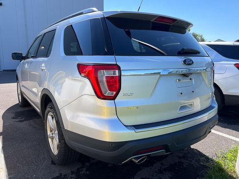 Used 2018 Ford Explorer XLT w/ Equipment Group 201A FWD image 2