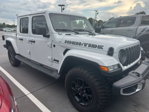 Used 2025 Jeep Gladiator Sport AWD/4WD image 4