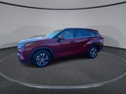 Used 2023 Toyota Highlander XLE image 7