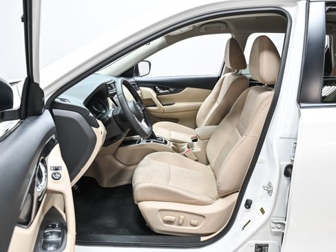 Used 2019 Nissan Rogue SV image 18