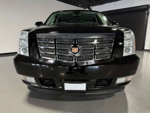 Used 2013 Cadillac Escalade AWD image 2