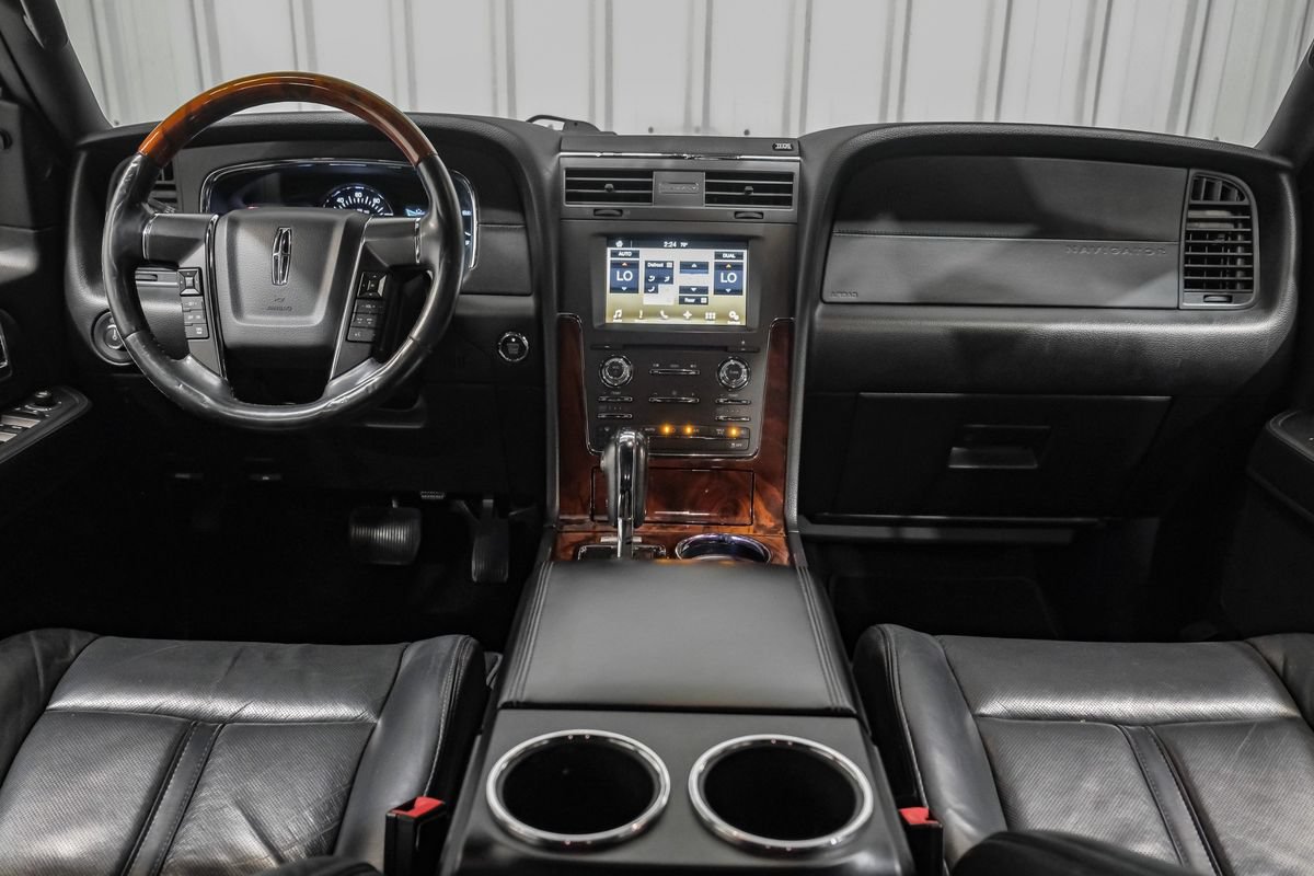 Used 2016 Lincoln Navigator Select RWD image 9