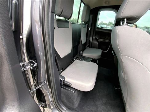 Used 2018 Toyota Tacoma SR image 18